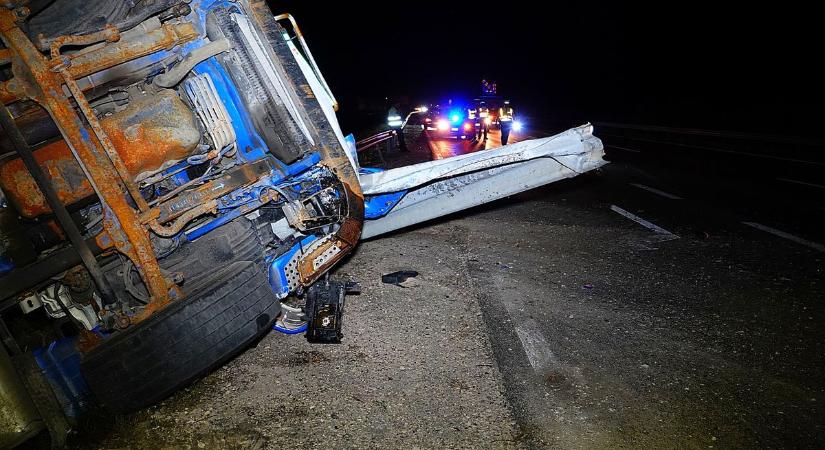 Egy kamion és két autó ütközött Kisteleknél- Fotók