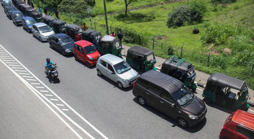 Egyetlen napra elegendő benzintartalékja maradt Srí Lankának