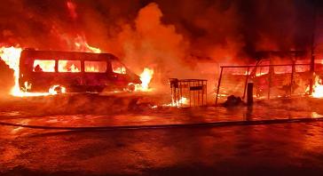 Így lángoltak a kisbuszok a debreceni telephelyen – Friss fotók