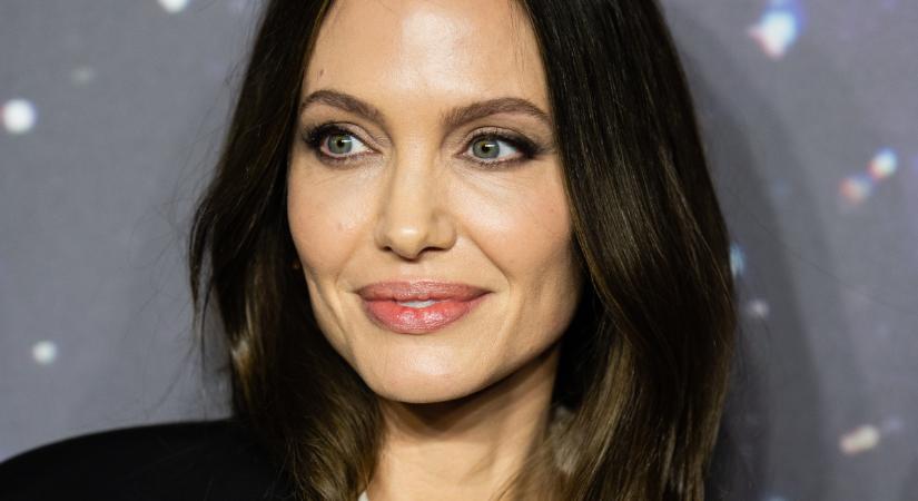A 46 éves Angelina Jolie szép bőrének titka rém egyszerű: a megfelelő hidratálásban és a fényvédőben hisz