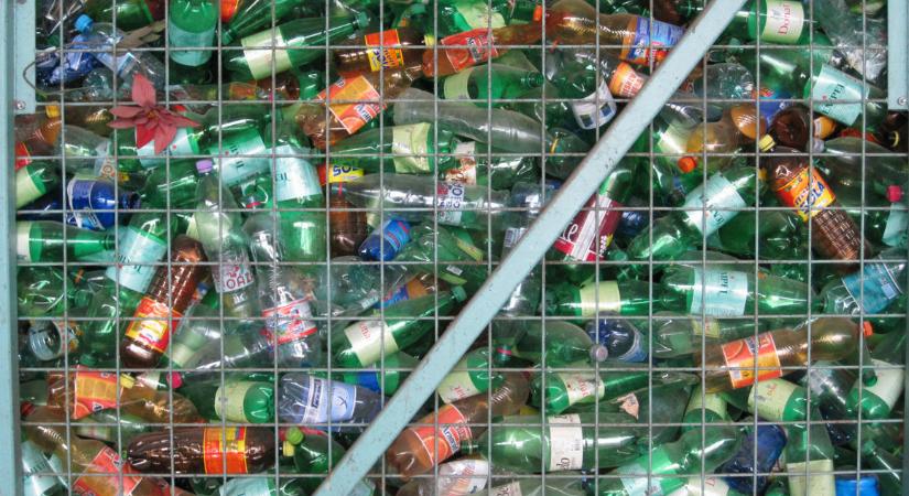 A műanyagszennyezés problémáját nem lehet pusztán azzal megoldani, hogy visszatérünk az üveghez