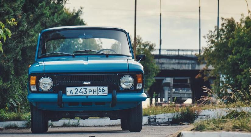 Állami tulajdonban a Renault orosz érdekeltségei, újraindul a Moszkvics gyártása