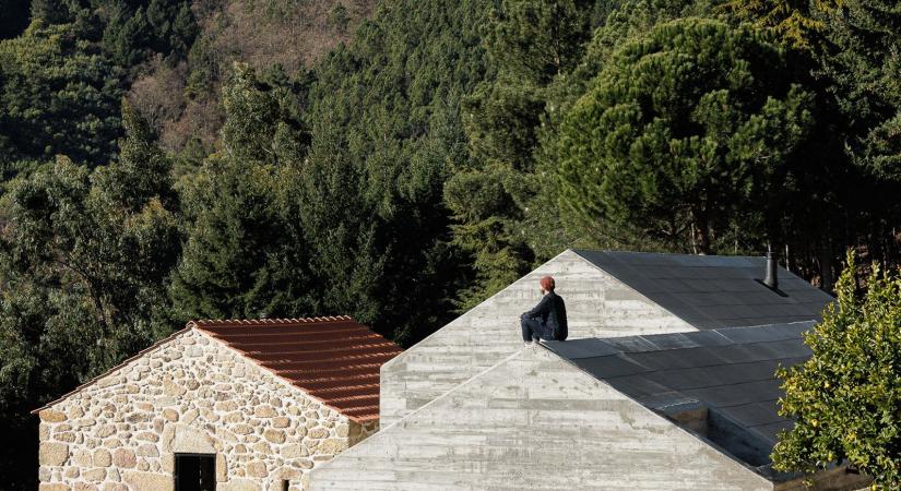 Így flörtöl a beton a terméskővel a hegyek lábánál fekvő portugál tanyán
