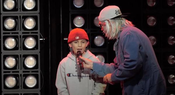 Fred Durst-re hasonlító fiatal rajongót hívott a színpadra a Limp Bizkit (videó)