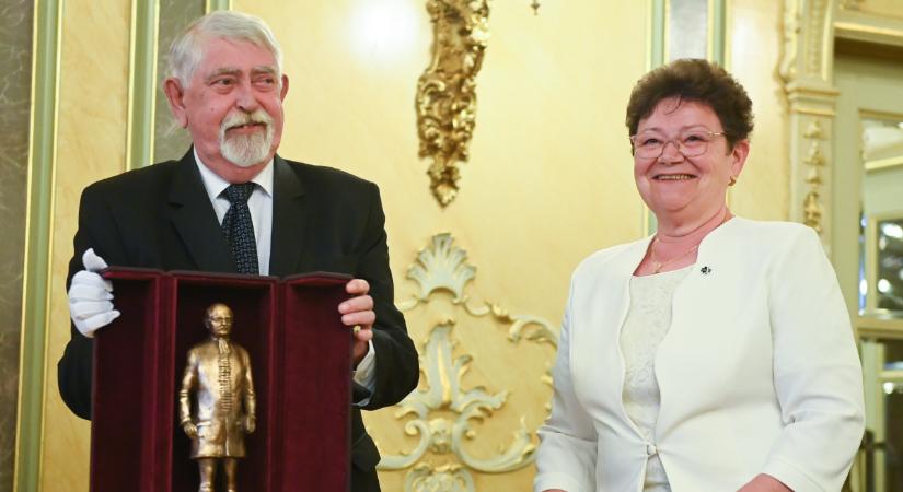 Kásler Miklós kitüntette Müller Cecíliát