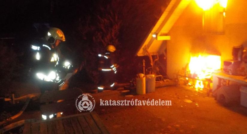 Garázs és egy ház emeleti szintje lángolt Debrecenben
