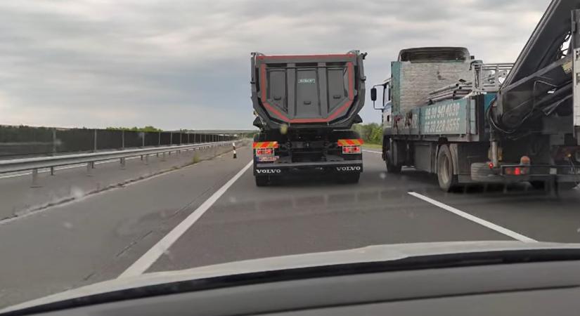Elképesztő: 7 percig tartott egy teherautó előzése az autópályán – videó