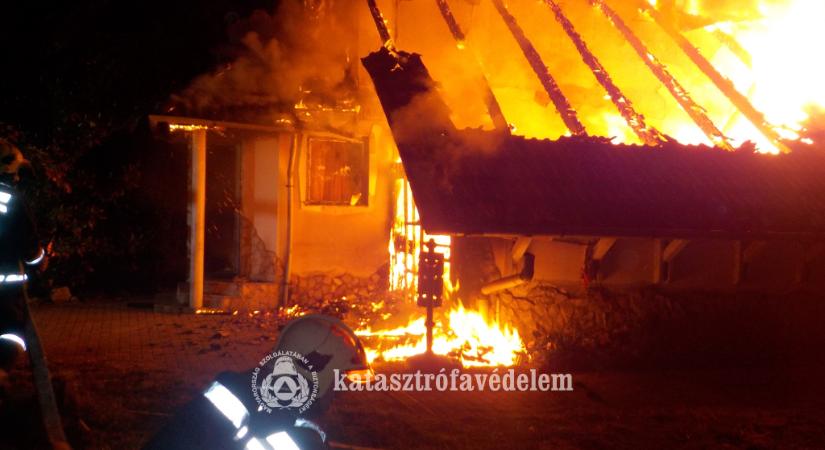 Hatalmas lángokkal égett egy családi ház Debrecenben – fotók