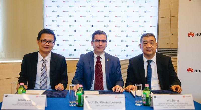 Ösztöndíjalapot hozott létre a Huawei az Óbudai Egyetemen