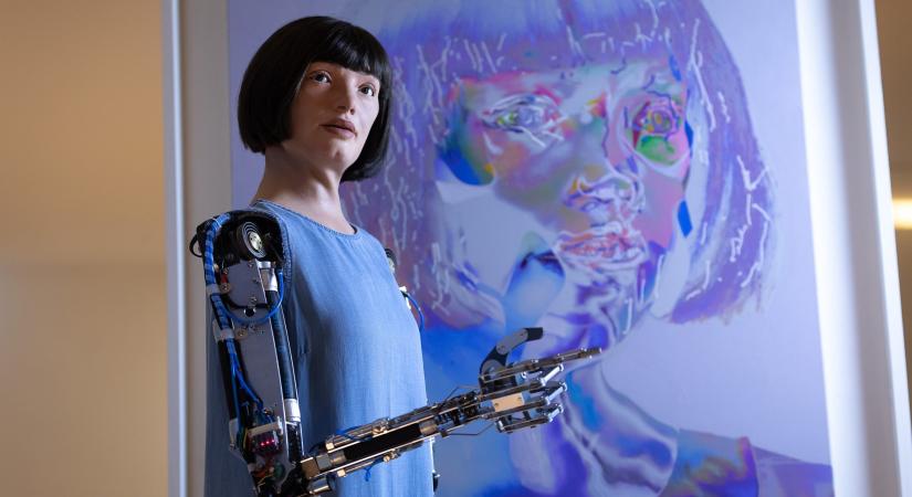 Festőművész robot alkotásiból nyílt kiállítás