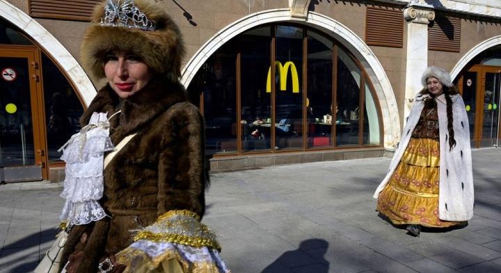 A McDonald's nemcsak bezárta, de el is adja oroszországi üzletágát