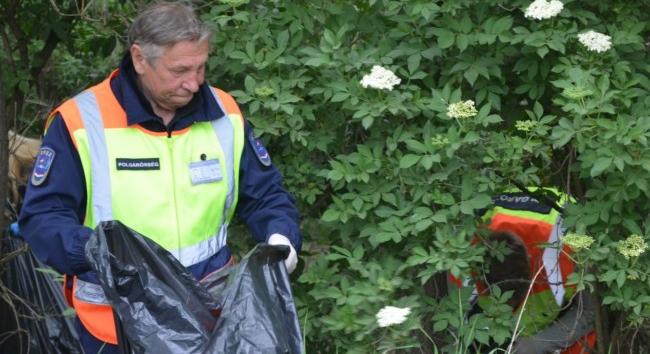 Polgárőrök tisztítják meg a Debrecen környéki erdőket
