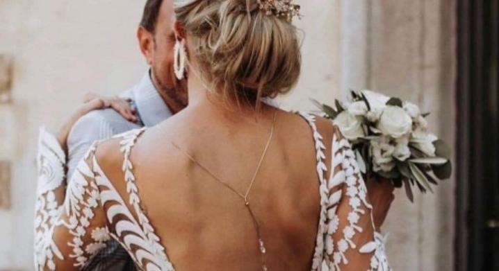 Ebben a ruhában még a menyasszony farpofái közé is belátni – fotó