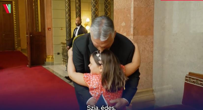 Így köszöntötte Orbán Viktort unokája a parlamentben (videó)