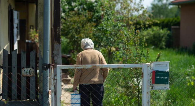 Egyre nő az időseknek segítő falugondnokok szerepe Magyarországon, de a képzésüket megkurtították és kiszervezték