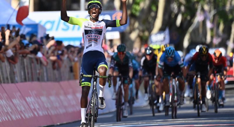 Giro d'Italia 10. szakasz: Biniam Girmay történelmi győzelme Jesiben