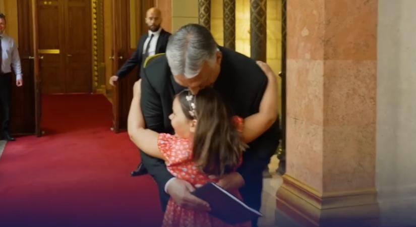 Így köszöntötte Orbán Viktort unokája a Parlamentben