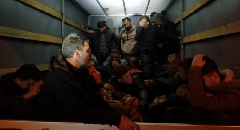 Román embercsempészeket csíptek el Magyarországon, kisteherautóval szállították a migránsokat