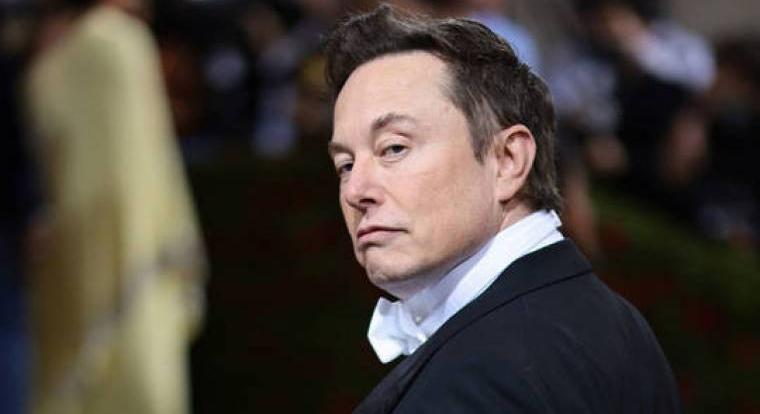 Elon Musk egyetlen emojival alázta meg a Twitter magyarázkodni kényszerülő vezérigazgatóját