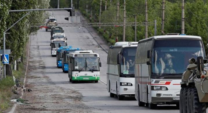 Kedden mintegy hét autóbusznyi ukrán katona hagyta el az Azovsztal üzemet Mariupolban – Reuters
