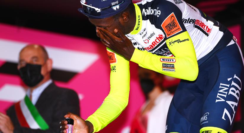 Giro d'Italia: Girmay arcon találta magát a pezsgősdugóval – videó