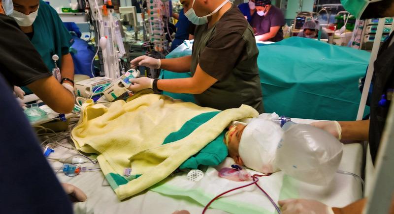 15 órás műtéttel, orvosi bravúrral választották szét a sziámi ikreket Szaúd-Arábiában
