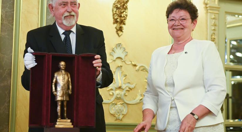 Kásler Miklós díjad adott át Müller Cecíliának