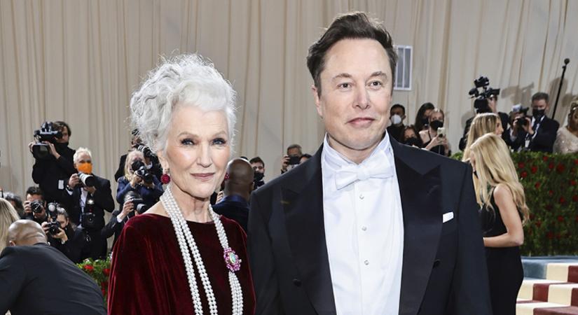 Elon Musk édesanyja 74 évesen címlaplány lett: a fürdőruhában pózoló Maye Musk lenyűgözően néz ki