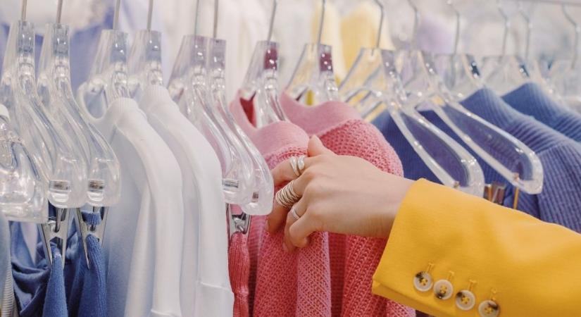Újabb hat Auchan áruházban lehet majd használt ruhát vásárolni