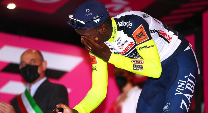 Szemen lőtte magát pezsgősdugóval a Giro friss szakaszgyőztese, veszélybe került a versenye