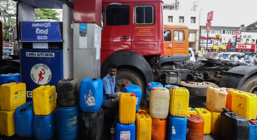 Egy napra elegendő benzin maradt Srí Lankán a miniszterelnök szerint