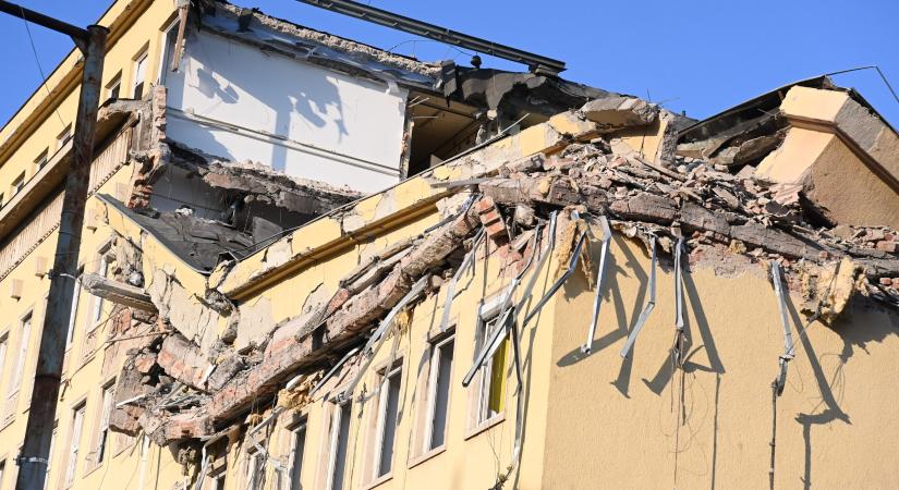 Videón a budapesti épületbontás, melynek következtében több autó is megrongálódott