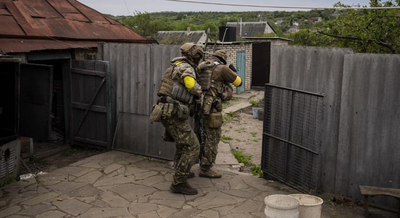 HÁBORÚ: Folytatják az utolsó ukrán erők kimenekítését az acélgyárból