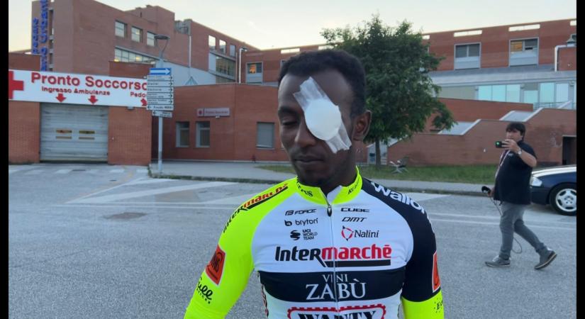Szakaszgyőzelme után kilőtte a szemét a pezsgősdugóval a Giro d'Italián