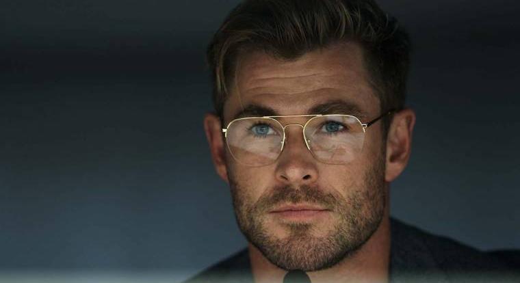 Chris Hemsworth elítélteken kísérletezik a Netflixen