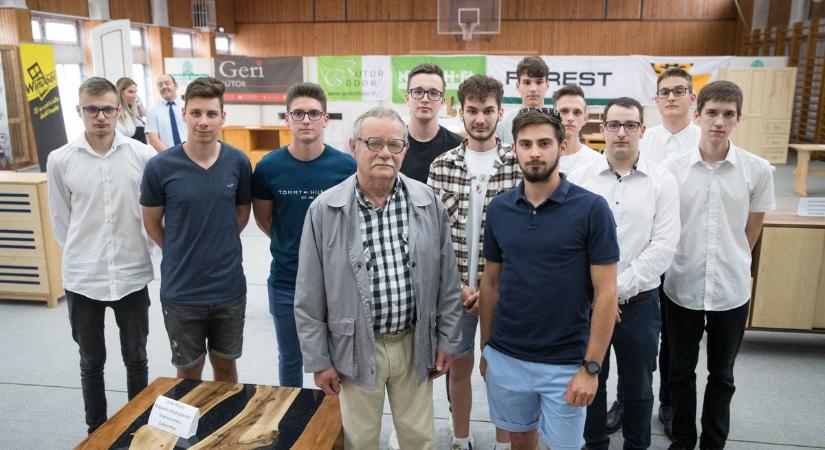 A zalaegerszegi Deák Ferenc Technikum diákjainak vizsgaremekeit díjazták