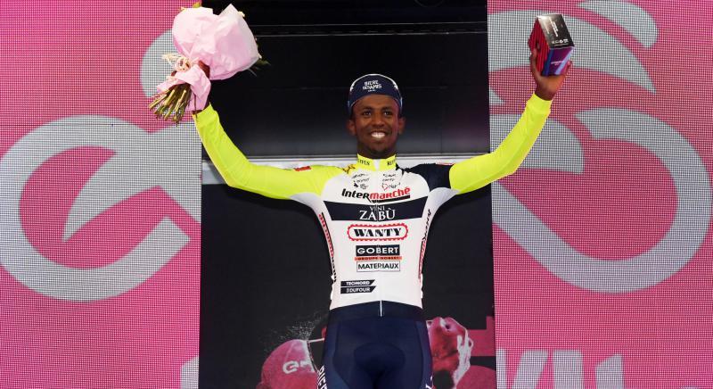 Giro d'Italia hírek: Girmay győzött, majd kórházba került, van der Poelban most ennyi volt, Cavendish üzent a Zámolyiaknak