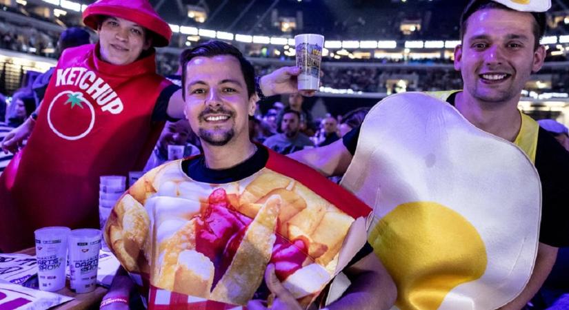 Darts: ketchup, big fish, sültkrumpli – Phil Taylorhoz a legjobb jelmezek dukáltak Budapesten