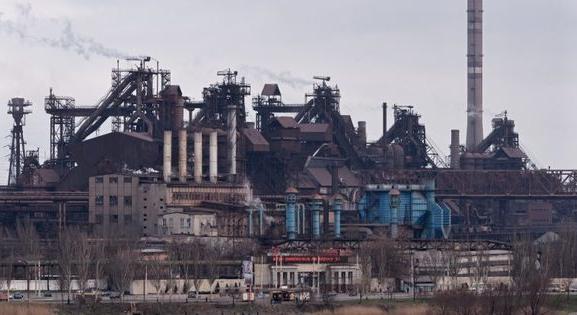 Megadták magukat a mariupoli Azovsztal acélgyár védői