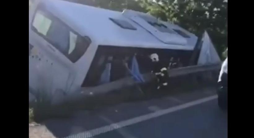 Videó: Súlyos baleset történt Galánta és Diószeg között – autóbusz és kamion ütköztek