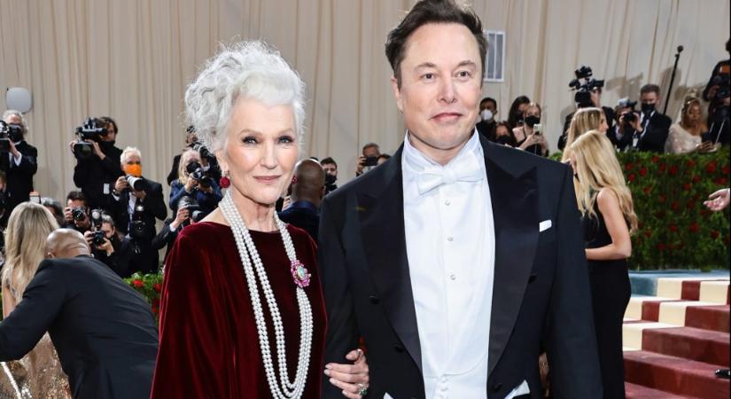 Elon Musk édesanyja 74 évesen került egy fürdőruhamagazin címlapjára