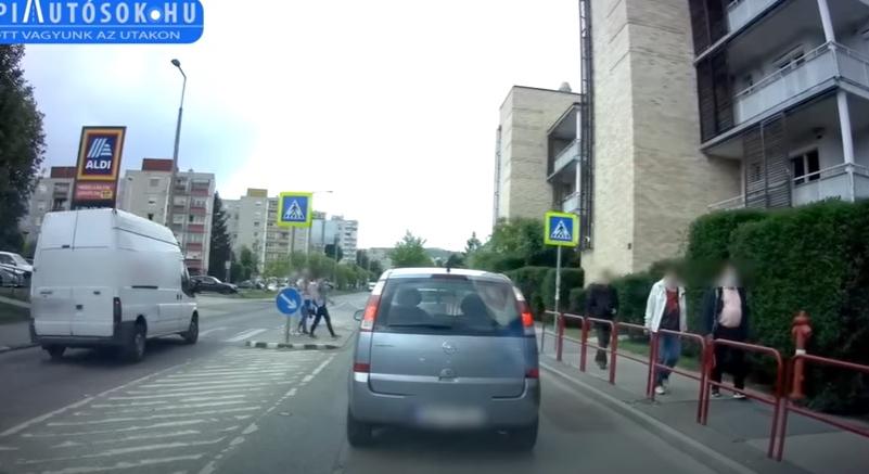 Döbbenetes felvétel: videón, amit a furgonos művelt Gazdagréten, még dudálni is volt képe ￼