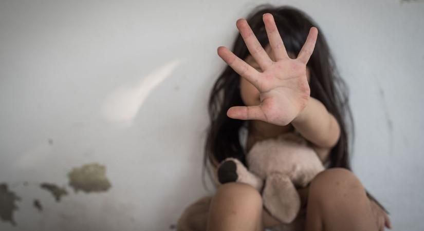Szörnyű! Szexuálisan bántalmazták gyermekeiket egy borsodi kistelepülésen