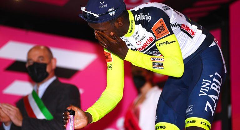 Megnyerte a Giro-szakaszt, majd kilőtte a szemét a pezsgődugóval