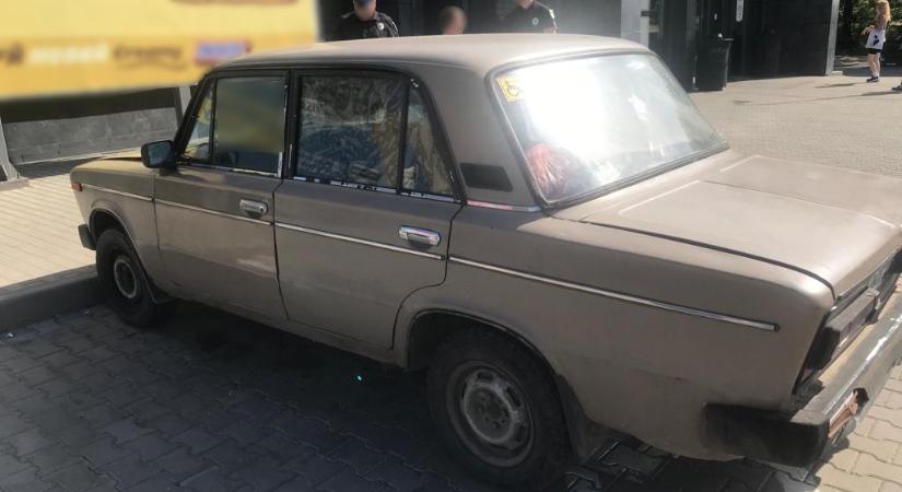 Akkumulátort lopott egy parkoló autóból egy férfi Ungváron
