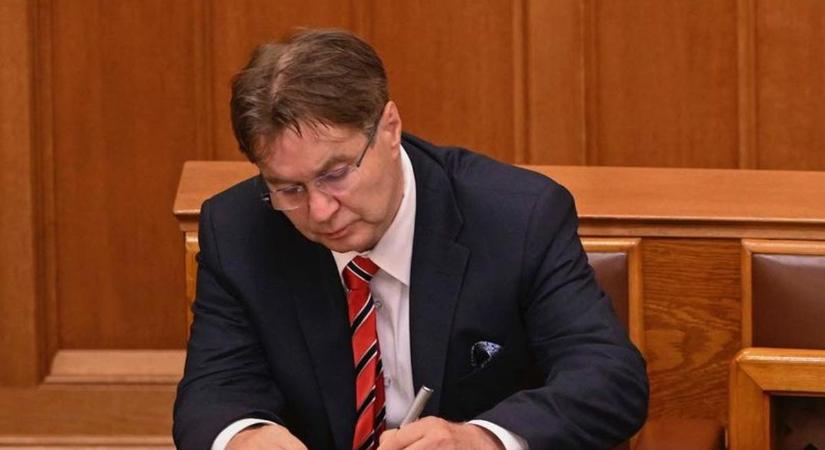 Dr. Pajtók Gábor az igazságügyi- és a mentelmi bizottság tagjaként segíti a Fidesz frakció munkáját