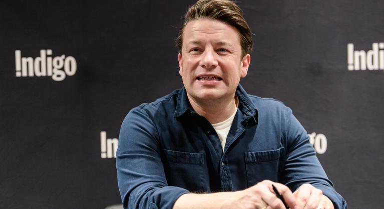 Jamie Oliver egy tál desszerttel fenyegeti Boris Johnsont