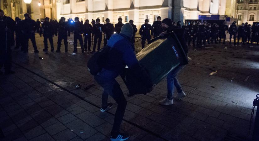 Felfüggesztettet kapott egy rendőrökre támadó Kossuth téri tüntető