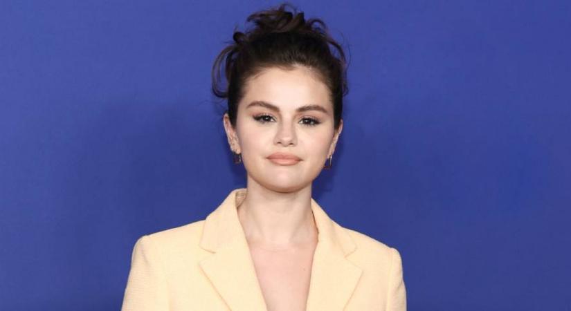 Selena Gomez az egyik legnagyobb trendet viselte a vörös szőnyegen: mindenki odáig van most az ilyen ruhákért