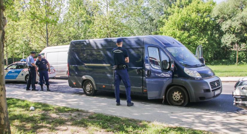 Ukrán embercsempész Esztergomban: több mint 20 migránst szállított